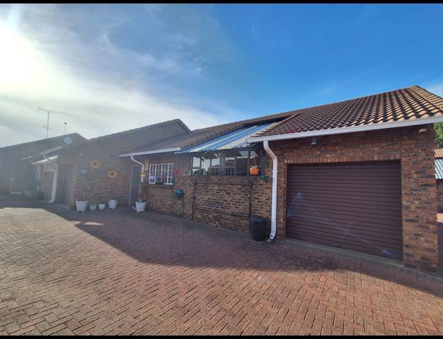 2 BEDROOM TOWNHOUSE TO LET IN ARCON PARK